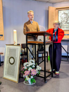 Kees staat Door bij die ondanks een gebroken elleboog haar inleiding verzorgt. ©Frans Pernot
