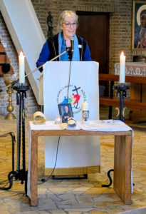 Dagvoorzitter Elise Vorstermans verwelkomt allen voor de toetredingsviering van Hanneke ©Frans Pernot