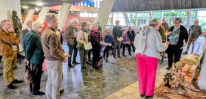 iedereen verzamelt zich in de kerk om haar/zijn inspirerende gedachten zichtbaar op de zon aan te brengen. ©Frans Pernot