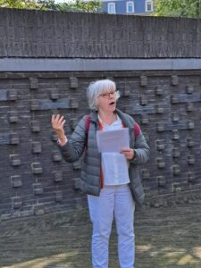 AnitA van Kempen voor de Vredesmuur